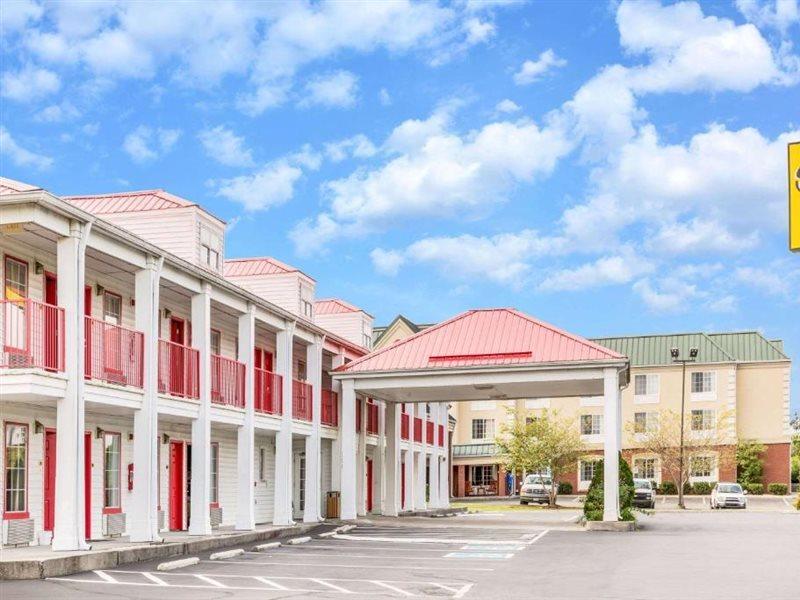 Super 8 By Wyndham Clinton Hotel Buitenkant foto