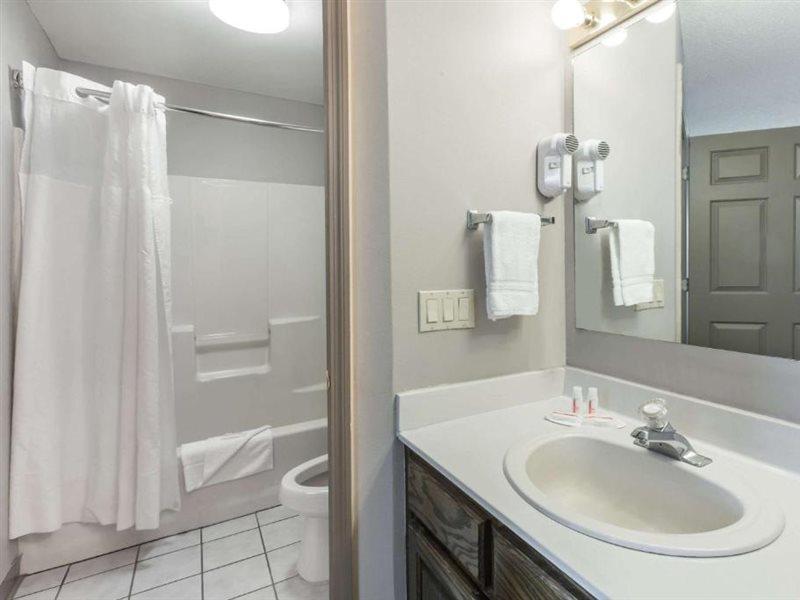 Super 8 By Wyndham Clinton Hotel Buitenkant foto