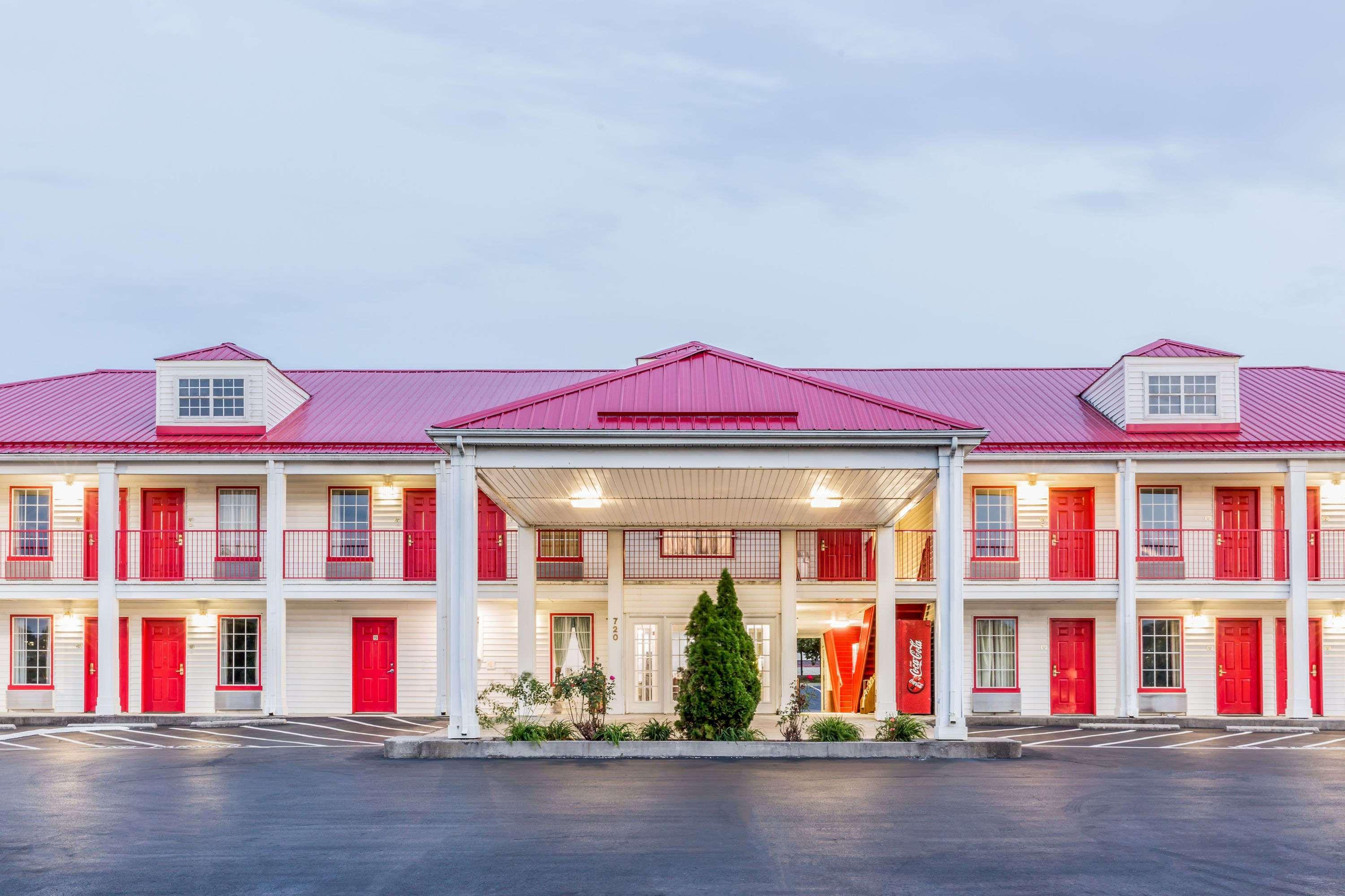 Super 8 By Wyndham Clinton Hotel Buitenkant foto