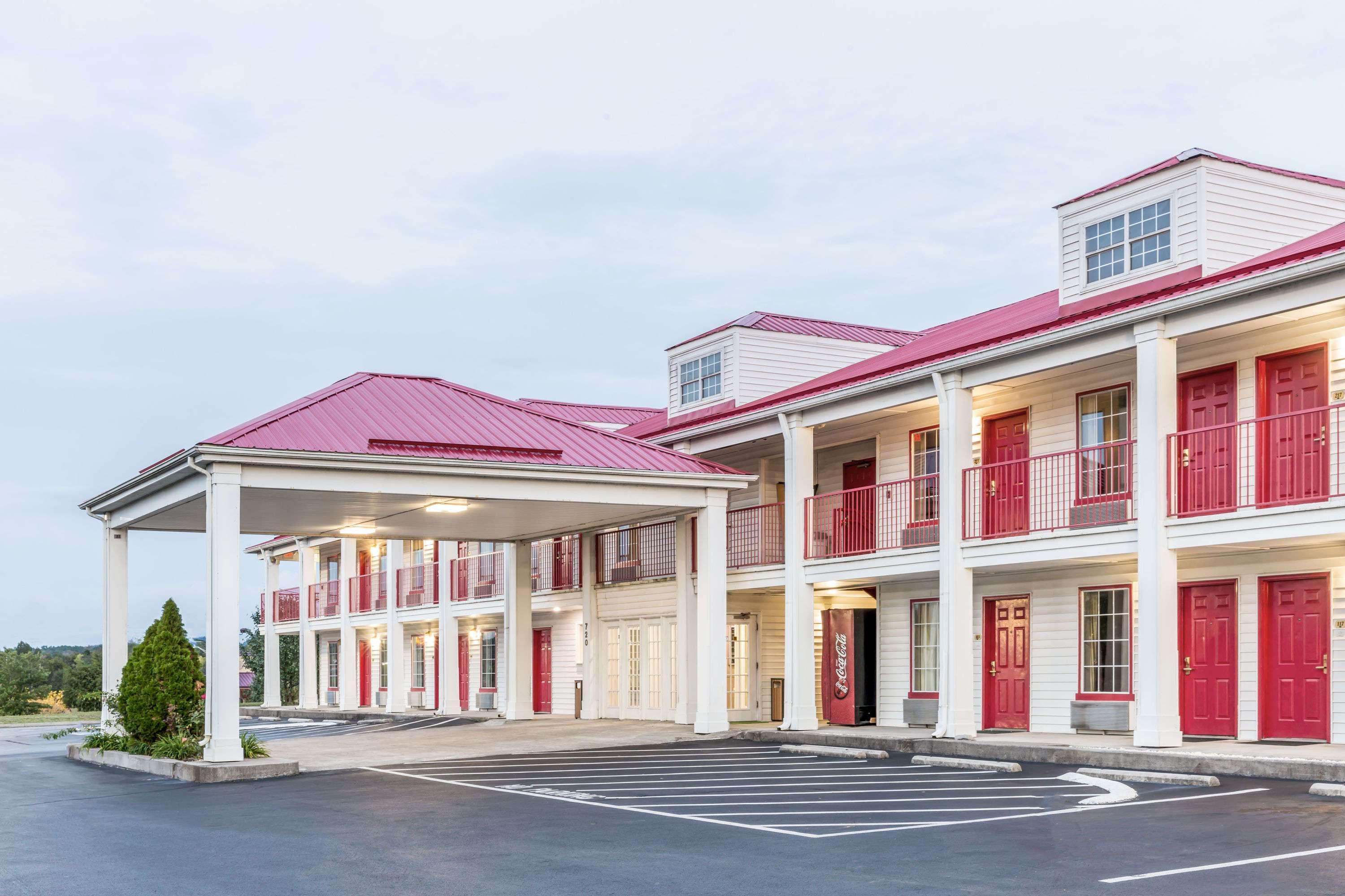 Super 8 By Wyndham Clinton Hotel Buitenkant foto