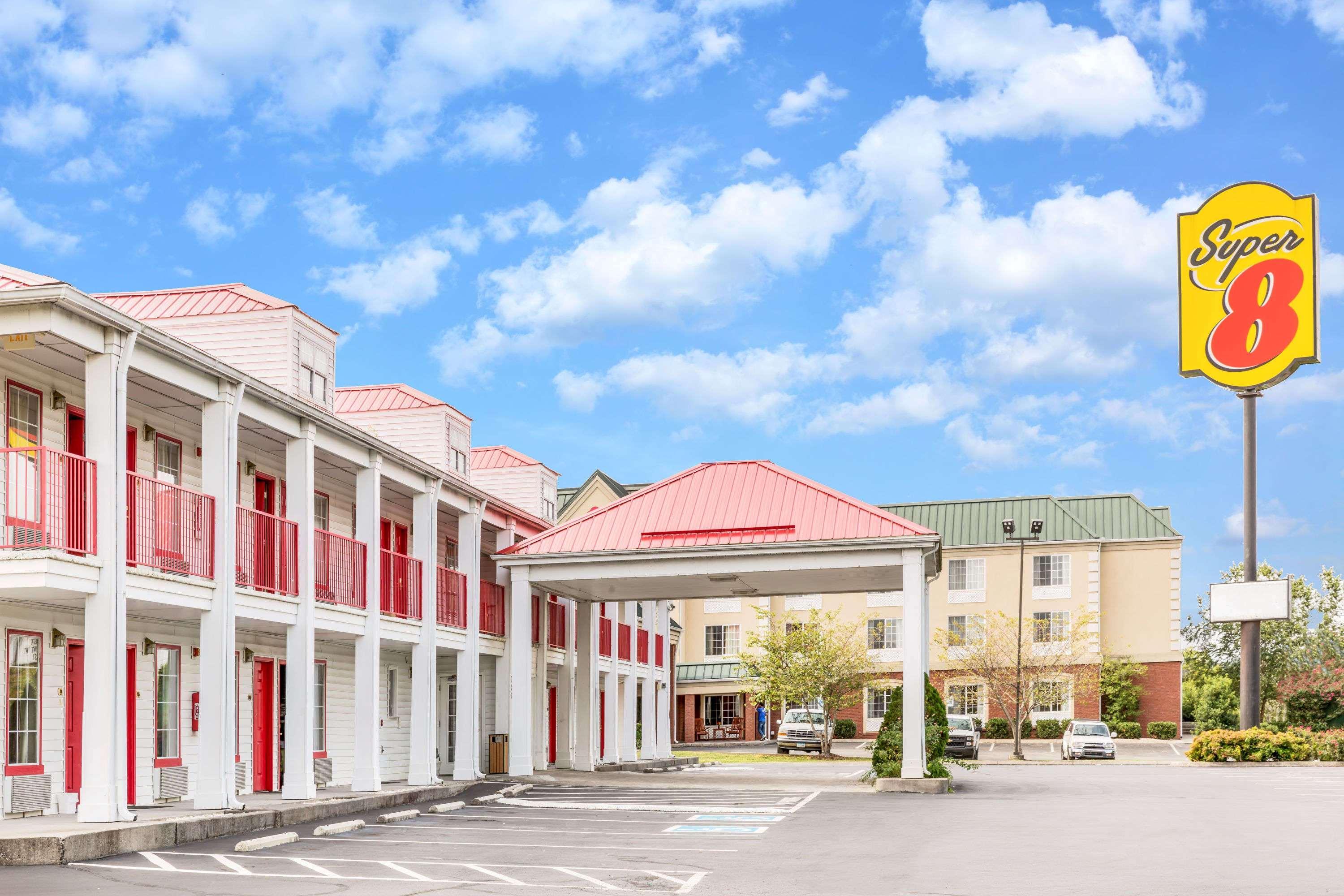Super 8 By Wyndham Clinton Hotel Buitenkant foto
