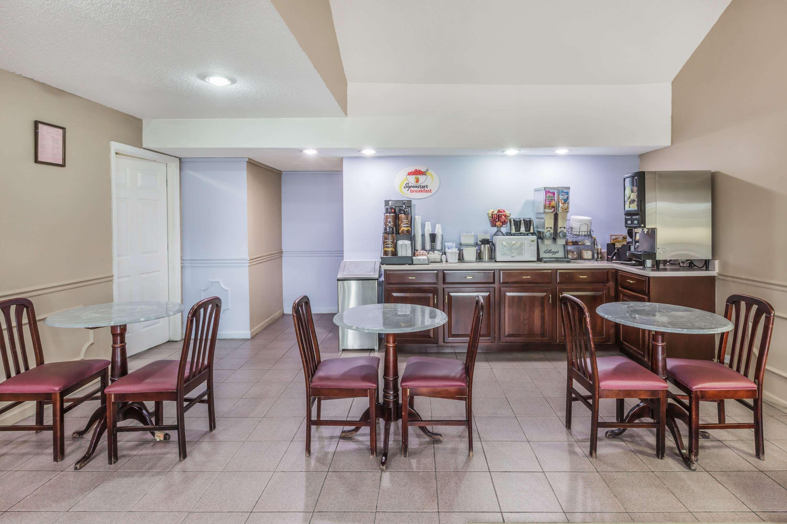 Super 8 By Wyndham Clinton Hotel Buitenkant foto