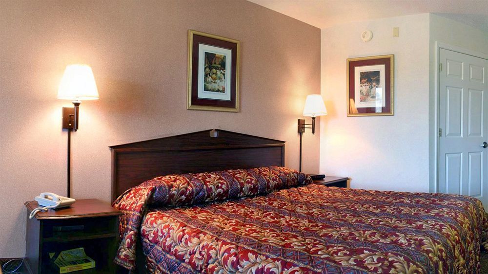 Super 8 By Wyndham Clinton Hotel Buitenkant foto