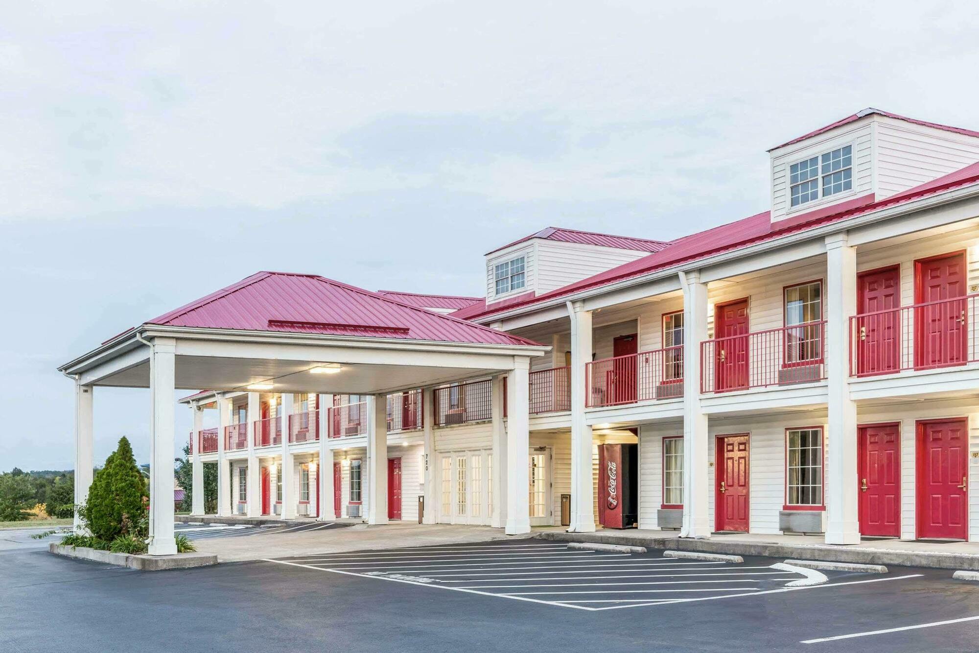 Super 8 By Wyndham Clinton Hotel Buitenkant foto
